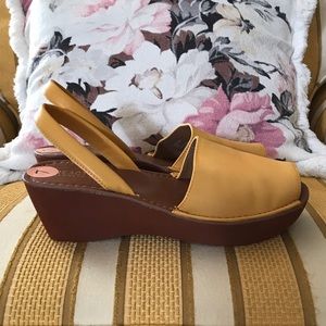 Kenneth Cole Reaction Maize Yellow Shine Sling Sandals Size 7 NWOT